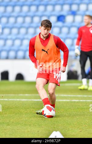 COLCHESTER, GBR.5 DÉCEMBRE Callum Lang de Wigan se réchauffe avant le match de la coupe FA entre Colchester United et Wigan Athletic au stade JobServe Community Stadium, à Colchester, le dimanche 5 décembre 2021.(Credit: Ivan Yordanov | MI News) Credit: MI News & Sport /Alay Live News Banque D'Images