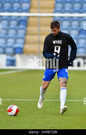 COLCHESTER, GBR.5 DÉCEMBRE Luke Chambers of Colchester se réchauffe avant le match de la coupe FA entre Colchester United et Wigan Athletic au stade JobServe Community Stadium, à Colchester, le dimanche 5 décembre 2021.(Credit: Ivan Yordanov | MI News) Credit: MI News & Sport /Alay Live News Banque D'Images