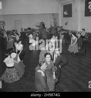 Goodwyn Hall, Mill Hill, Barnett, Londres, 06/01/1958.Les personnes jouant à un match de fête au Club sportif de la fête annuelle du nouvel an.La fête du nouvel an du club sportif de Laing a été organisée pour les membres du club et leurs familles au Goodwyn Hall, Mill Hill. Banque D'Images