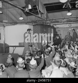 John Laing and son Limited, page Street, Mill Hill, Barnett, Londres,17/12/1955.Un ventriloquiste qui divertit les enfants lors d'une fête de Noël.Cette fête de Noël a eu lieu pour les enfants du personnel de Laing qui travaillait au bureau de Mill Hill. Banque D'Images