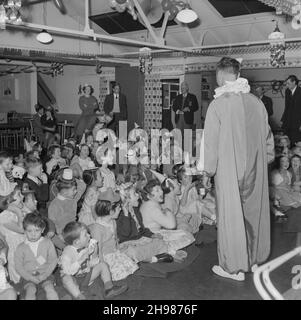 John Laing and son Limited, page Street, Mill Hill, Barnett, Londres,14/12/1957.Un clown divertissant enfants à la fête de Noël des enfants à Mill Hill. Banque D'Images