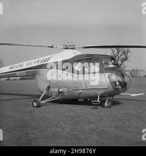 John Laing and son Limited, page Street, Mill Hill, Barnett, Londres,30/04/1958.J M Laing avec une fête d'hommes à bord de l'hélicoptère Bristol Sycamore de Laing.L'hélicoptère de Laing a été utilisé pour photographier et inspecter les progrès réalisés sur leurs chantiers de construction tels que l'autoroute M1 (London to Yorkshire Motorway). Banque D'Images