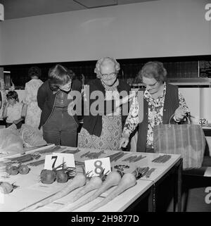 John Laing and son Limited, page Street, Mill Hill, Barnett, Londres,14/09/1974.Trois femmes admirant les haricots blancs exposés lors de la 15e exposition annuelle d'horticulture et d'artisanat de Laing. Banque D'Images