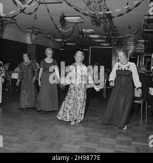 John Laing and son Limited, page Street, Mill Hill, Barnett, Londres,14/12/1978.Quatre femmes dans les robes de soirée sur la piste de danse au dîner de Noël des seniors Laing et dansent à Mill Hill.Le dîner et la danse ont eu lieu dans le restaurant du bureau de Laing's Mill Hill.Il y avait un dîner dinde de trois plats, danse et tombola tout au long de la soirée. Banque D'Images