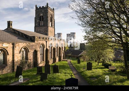 Église Saint-Édouard, Brotherton, North Yorkshire, 2018.Vue générale de l'église Saint-Édouard, Brotherton, du nord-est, avec les tours de refroidissement de la centrale électrique Ferrybridge C en arrière-plan. Banque D'Images