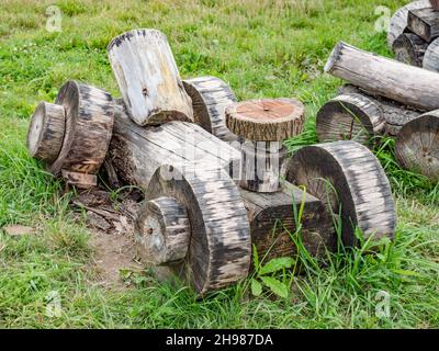 Les grands enfants jouets voiture de sport en bois sur l'aire de jeux extérieure.Malles et planches en bois utilisés pour les enfants qui jouent. Banque D'Images