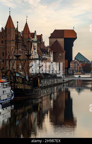 Gdansk, Pologne - octobre 24 2020 : long fleuve avec réflexions de bâtiments Banque D'Images