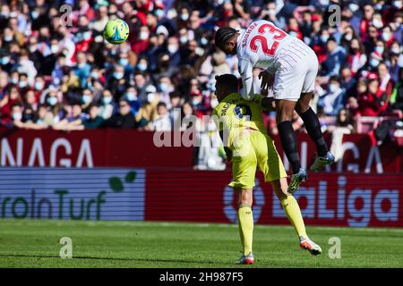 Paco Alcacer de Villarreal et Jules Kounde de de Séville pendant le championnat d'Espagne la Liga football match entre Sevilla FC et Villarreal CF le 4 décembre 2021 au stade Ramon Sanchez-Pizjuan à Séville, Espagne - photo: Joaquin Corchero/DPPI/LiveMedia Banque D'Images