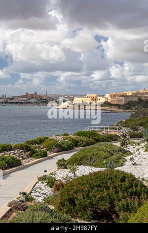 En regardant de l'autre côté de l'eau, depuis les jardins de front de mer de Tigne jusqu'au fort Manoel en forme d'étoile où a été tourné une partie de Game of Thrones.Tigne, Sliema, Malte. Banque D'Images