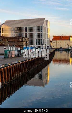 Gdansk, Pologne - octobre 24 2020 : le bâtiment de l'hôtel Holiday Inn se reflète dans l'eau le matin Banque D'Images