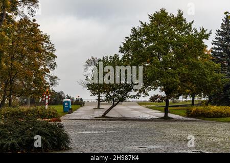 Gdansk, Pologne - octobre 24 2020 : long chemin autour de la place Westerplatte avec des arbres verts et jaunes Banque D'Images