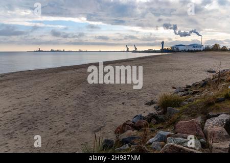 Gdansk, Pologne - octobre 24 2020 : petite plage à côté de la place Westerplatte Banque D'Images