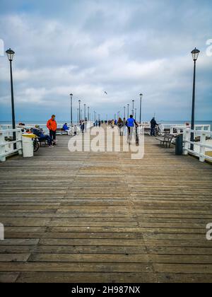 Gdansk, Pologne - octobre 24 2020 : jetée à Brzezno le matin nuageux Banque D'Images