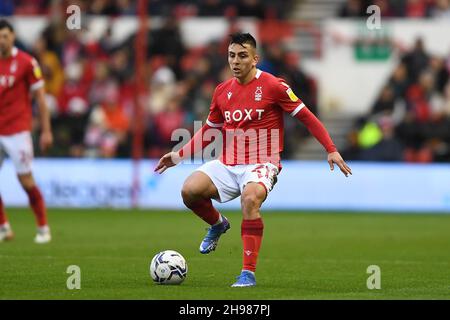 NOTTINGHAM, GB.4 DÉCEMBRE Braian Ojeda de Nottingham Forest pendant le match de championnat Sky Bet entre Nottingham Forest et Peterborough au City Ground, Nottingham, le samedi 4 décembre 2021.(Credit: Jon Hobley | MI News) Credit: MI News & Sport /Alay Live News Banque D'Images