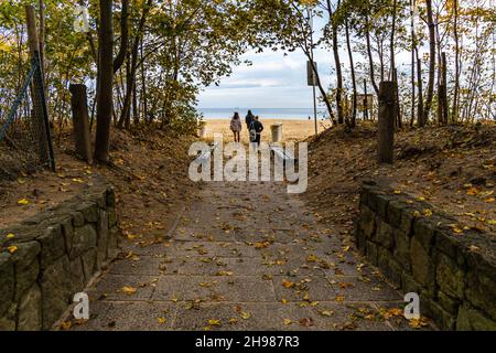 Gdansk, Pologne - octobre 24 2020 : long chemin pierreux vers la plage de Jelitkowo à Gdansk Banque D'Images