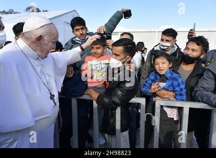Le pape François rencontre des migrants et des réfugiés au Centre d'accueil et d'identification (RIC) de Mytilène, sur l'île de Lesbos, le 5 décembre 2021, le deuxième jour de son voyage de trois jours en Grèce.Photo: Vatican Media/ABACAPRESS.COM Banque D'Images