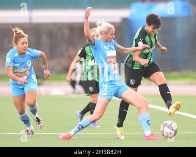 Cercola, Italie.13 novembre 2021.Cercola, Italie 13.11.2021 Kaja Erzen e Alice Parisi en action pendant le match Napoli Femminile et US.Sassuolo au Stadio Comunale ' Arena' Giuseppe Piccolo résultats finaux 0-1 (Credit image: © Agostino Gemito/Pacific Press via ZUMA Press Wire) Banque D'Images