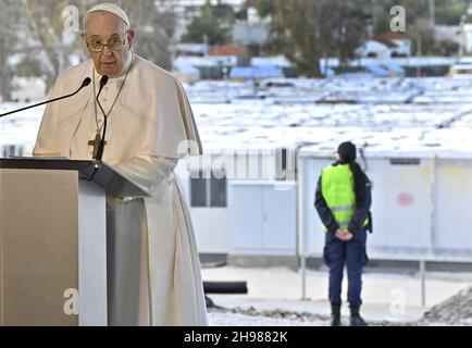 Le pape François rencontre des migrants et des réfugiés au Centre d'accueil et d'identification (RIC) de Mytilène, sur l'île de Lesbos, le 5 décembre 2021, le deuxième jour de son voyage de trois jours en Grèce.Photo: Vatican Media/ABACAPRESS.COM Banque D'Images
