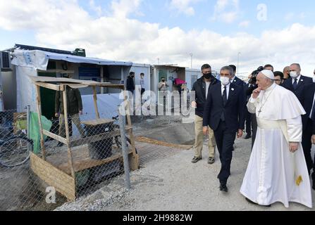 Le pape François rencontre des migrants et des réfugiés au Centre d'accueil et d'identification (RIC) de Mytilène, sur l'île de Lesbos, le 5 décembre 2021, le deuxième jour de son voyage de trois jours en Grèce.Photo: Vatican Media/ABACAPRESS.COM Banque D'Images