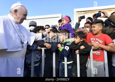 Le pape François rencontre des migrants et des réfugiés au Centre d'accueil et d'identification (RIC) de Mytilène, sur l'île de Lesbos, le 5 décembre 2021, le deuxième jour de son voyage de trois jours en Grèce.Photo: Vatican Media/ABACAPRESS.COM Banque D'Images