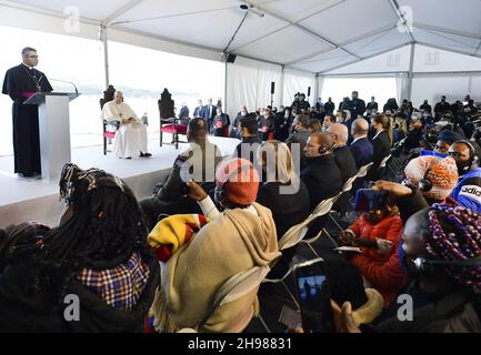 Le pape François rencontre des migrants et des réfugiés au Centre d'accueil et d'identification (RIC) de Mytilène, sur l'île de Lesbos, le 5 décembre 2021, le deuxième jour de son voyage de trois jours en Grèce.Photo: Vatican Media/ABACAPRESS.COM Banque D'Images