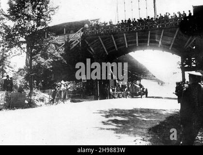 FIAT du pilote de course italien Luigi Storero passant sous un pont pendant la coupe Gordon Bennett 1904, Homburg, Allemagne.Storero n'a pas réussi à terminer la course. Banque D'Images