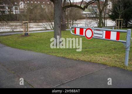 Panneau avant une route grise disant: Flood ( germann: Hochwasser).La rivière Neckar est en arrière-plan. Banque D'Images