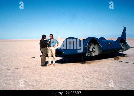 Donald Campbell interviewé devant Bluebird CN7, Lake Eyre, Australie, 1964. Banque D'Images