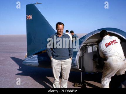 Donald Campbell devant Bluebird CN7, Lake Eyre, Australie, 1964. Banque D'Images