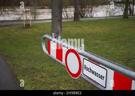 Panneau avant un pré vert disant: Inondation ( germann: Hochwasser).La rivière Neckar est en arrière-plan. Banque D'Images