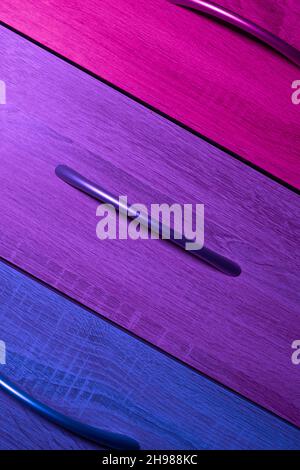 Arrière-plan en bois coloré rose, bleu et violet.Répétition.Vue avant. Banque D'Images