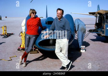 Donald Campbell avec son épouse Tonia et Bluebird CN7, Lake Eyre, Australie, 1964. Banque D'Images