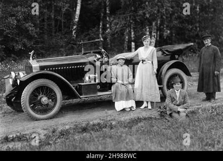 Grand-duc Michael de Russie avec un fantôme d'argent Rolls-Royce de 1914. Banque D'Images