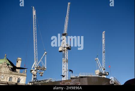 Grues à tour sur un chantier de construction à Piccadilly Circus dans le West End de Londres, Royaume-Uni Banque D'Images