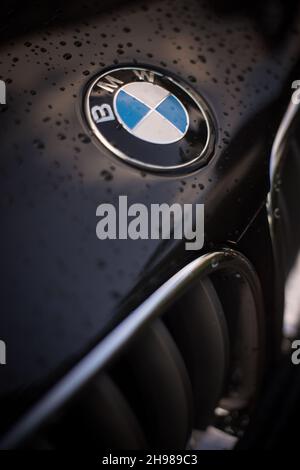 Bucarest, ROUMANIE - 16 mai 2021 : gros plan éditorial avec la capuche humide d'une voiture BMW, avec le logo du constructeur. Banque D'Images