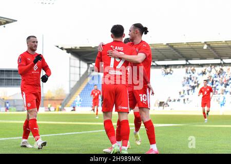 COLCHESTER, GBR.5 DÉCEMBRE Callum Lang, de Wigan, fête avec Wwill Keane, de Wigan, après avoir marquant le premier but de son équipe lors du match de la coupe FA entre Colchester United et Wigan Athletic au stade communautaire JobServe, à Colchester, le dimanche 5 décembre 2021.(Credit: Ivan Yordanov | MI News) Credit: MI News & Sport /Alay Live News Banque D'Images