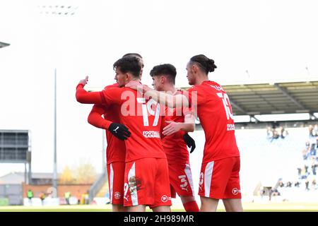 COLCHESTER, GBR.5 DÉCEMBRE Callum Lang de Wigan fête avec ses coéquipiers après avoir marquant le premier but de son équipe lors du match de la coupe FA entre Colchester United et Wigan Athletic au stade JobServe Community Stadium, à Colchester, le dimanche 5 décembre 2021.(Credit: Ivan Yordanov | MI News) Credit: MI News & Sport /Alay Live News Banque D'Images