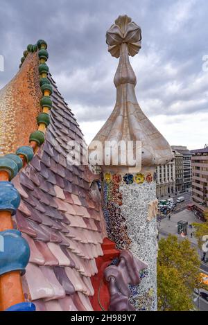 Barcelone, Espagne - 22 novembre 2021 : vue sur le célèbre toit de la Casa Batllo conçu par Antoni Gaudi, Barcelone, Espagne avec des écailles de dragon et de cheminée Banque D'Images