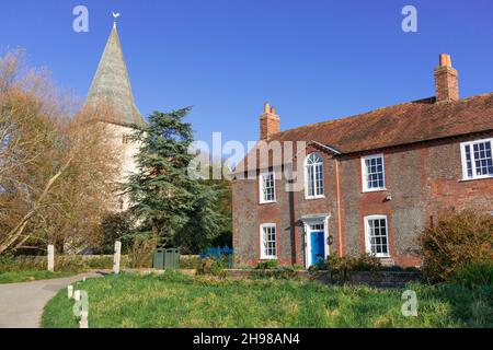 Le village vert à Bosham, qui surplombe la mer, montrant la maison de ruisseau classée de catégorie II construite en 1743 et l'église de la Sainte-Trinité, Brook Lane, Bosham, Royaume-Uni Banque D'Images