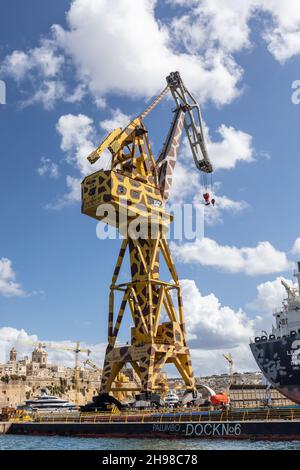 Grue girafe massive dans le chantier naval de la Valette, la Valette, Malte, Europe Banque D'Images