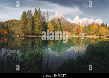 Vue pittoresque à l'automne sur le lac Welsperg dans les Alpes Dolomites.Vallée de Canali, Primiero San Martino di Castrozza, province de trente, Italie.Photographie de paysage Banque D'Images