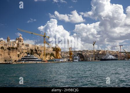 Bateaux de luxe dans le chantier naval de la Valette, la Valette, Malte, Europe. Banque D'Images