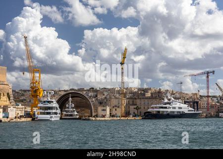 Grues dans le chantier naval de la Valette, la Valette, Malte, Europe. Banque D'Images