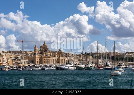 Birgu aussi connu sous le nom de Vittoriosa est l'une des trois villes de Malte.Le Musée maritime de Malte est le grand bâtiment à côté du Grand Port, Malte, Europe. Banque D'Images