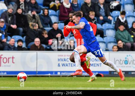 COLCHESTER, GBR.5 DÉCEMBRE Gavin Massey de Wigan bataille pour possession avec Cameron Coxe de Colchester pendant le match de la coupe FA entre Colchester United et Wigan Athletic au stade communautaire JobServe, à Colchester, le dimanche 5 décembre 2021.(Credit: Ivan Yordanov | MI News) Credit: MI News & Sport /Alay Live News Banque D'Images