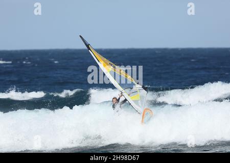 les résidents se précipitent sur les plages pour participer à leur passe-temps de planche à voile, ils connaissent les meilleurs vents et s'amusent fantastique dans le surf. Banque D'Images