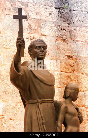 Sculpture ou statue à Fray Junipero Serra et JuaneÒo sur la place Saint François l'Assise dans la Vieille Havane, Cuba.12 novembre 2021 Banque D'Images