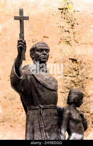 Sculpture ou statue à Fray Junipero Serra et JuaneÒo sur la place Saint François l'Assise dans la Vieille Havane, Cuba.12 novembre 2021 Banque D'Images
