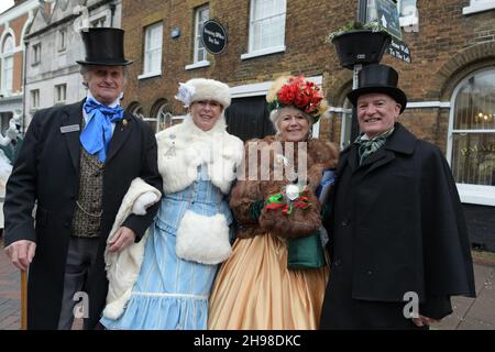 Rochester, Royaume-Uni.05e décembre 2021.Rochester Kent 5 décembre 2021.le festival de Noël Dickensien est revenu à Rochester après un an de congé en raison de la pandémie Covid-19.Le festival comprenait la procession des sept voyageurs pauvres et la Grand Parade éclairée aux chandelles.Le festival a lieu à Rochester depuis 1988 pour célébrer le temps où Charles Dickens a vécu dans la ville de Kent de 1817 à 1822.Crédit : MARTIN DALTON/Alay Live News Banque D'Images