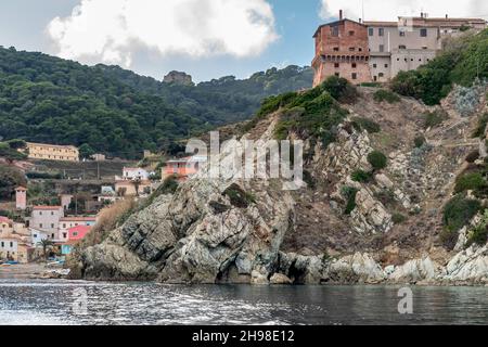 Un aperçu de l'île de Gorgona, Livourne, Italie, vu de la mer Banque D'Images